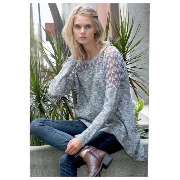 📣 Liquidation 📣 Last Small Lace Shoulder Top - Picture 2 of 3