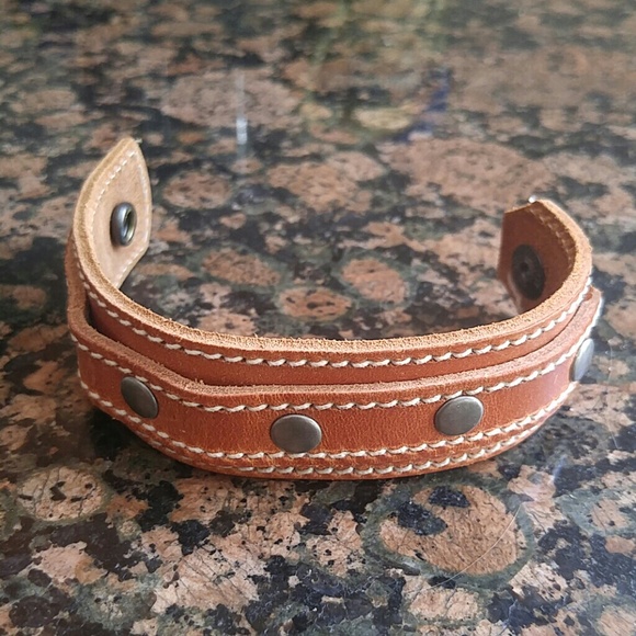 Handcrafted two toned leather bracelet. - Picture 3 of 3