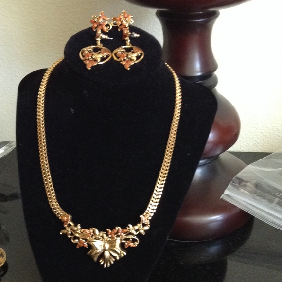 NEW 3 PIECE SET NECKLACE AND 2 SETS OF EARRINGS