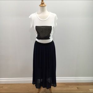 Zara Woman. Navy pleated skirt. Size: S.