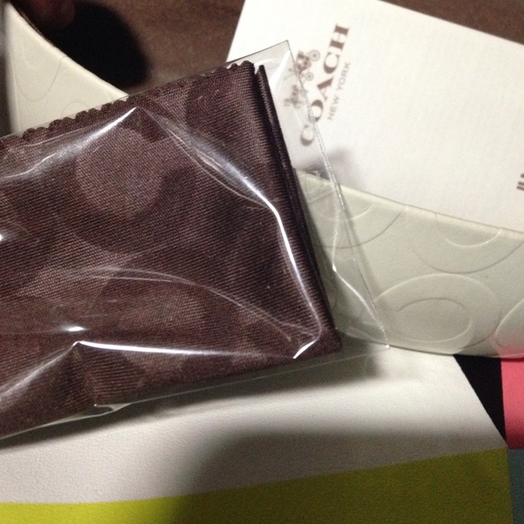 Brand new Coach cream Sunglass holder - Picture 4 of 4