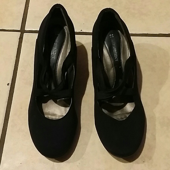 Short heel closed shoe.