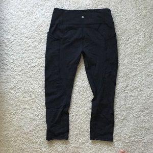 Black Lulu lemon Capri leggings