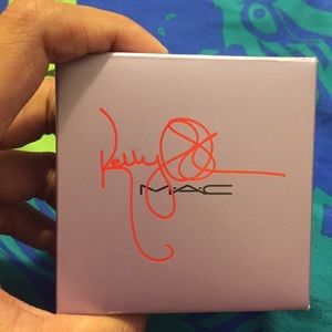 Mac Kelly Osbourne "Jolly Good"