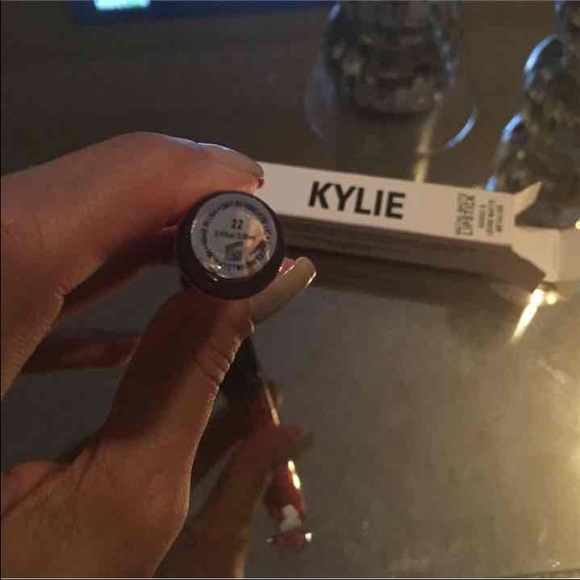 Kylie Jenner lipcolor matte shade "22" - Picture 2 of 4