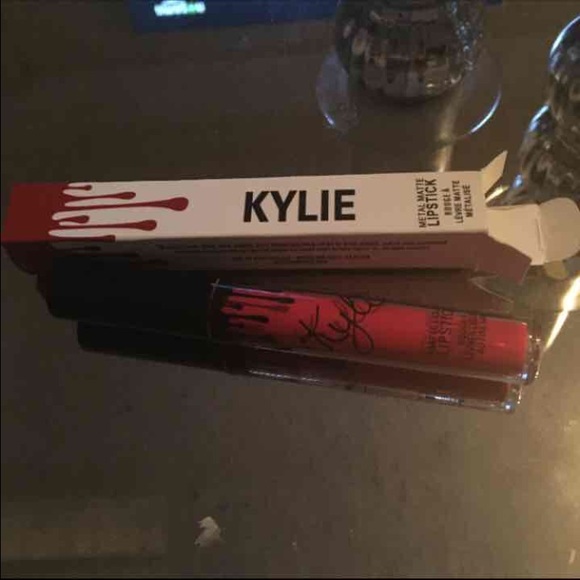Kylie Jenner lipcolor matte shade "22" - Picture 3 of 4