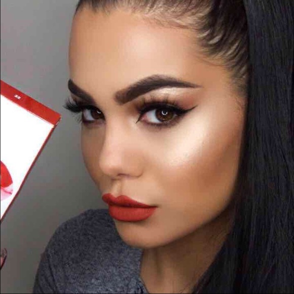 Kylie Jenner lipcolor matte shade "22" - Picture 4 of 4