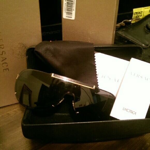 Authentic women's Versace sunglasses - Picture 2 of 3