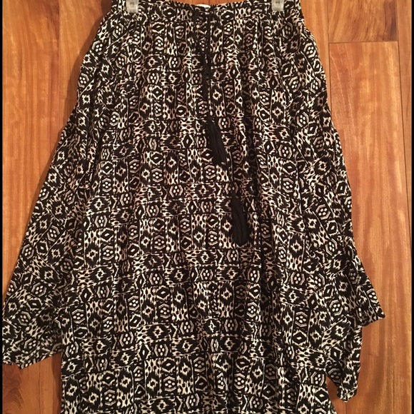 Black and white Aztec Hollister skirt