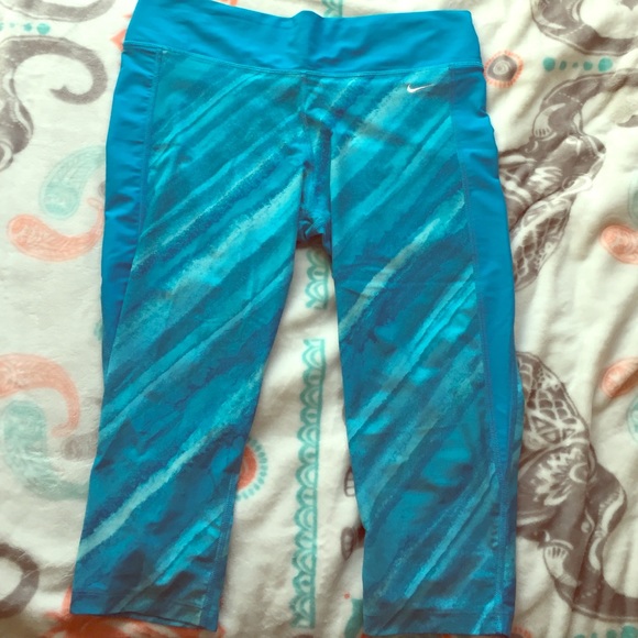 NIKE Capri Leggings