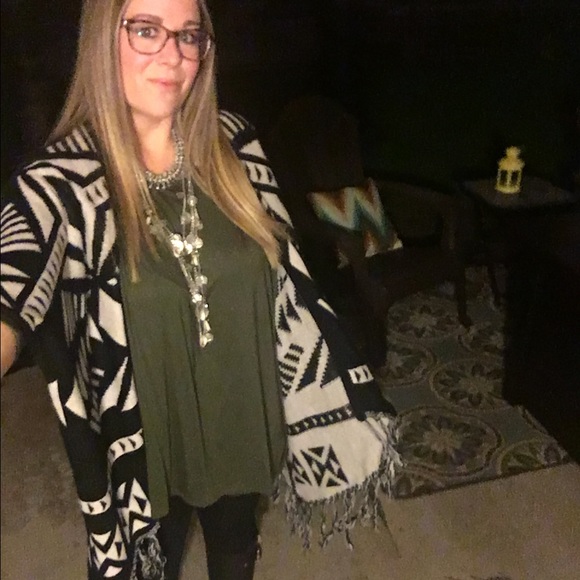 !!ONE Left!!!! Olive Hi-Lo Oversized Top - Picture 4 of 4