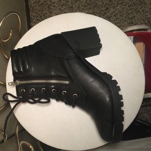 Pointy toes black tie/zipper boots