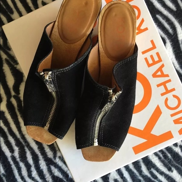 Worn a handful of times. Very comfy - Picture 2 of 4