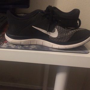 NIKE FREE RUNS