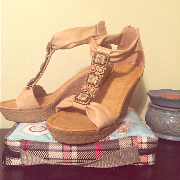 Beige wedges w/rhinestones