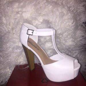 <BRAND NEW> White heels ❤️