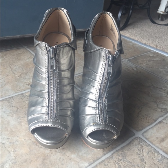 Silver Heels - Picture 2 of 4