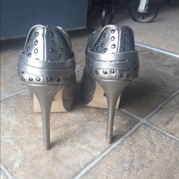Silver Heels - Picture 3 of 4