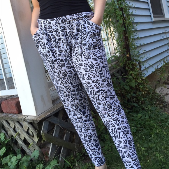 BLACK AND WHITE PATTERNED RETRO SWEATS