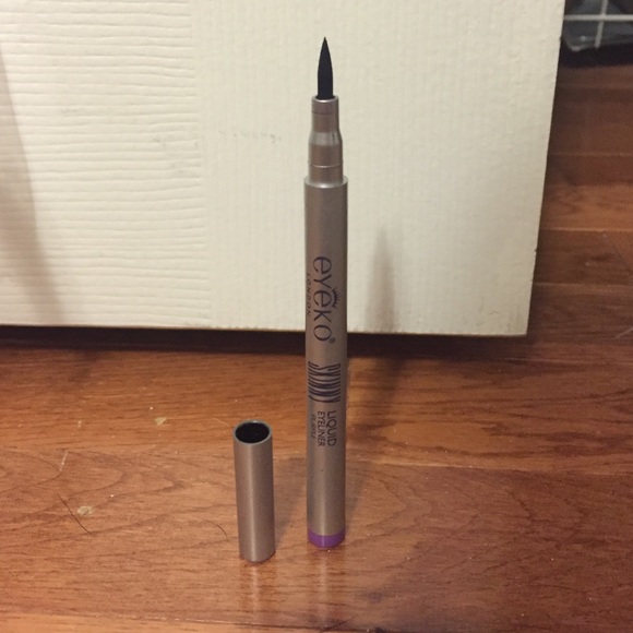 Purple liquid eyeliner - Picture 2 of 2