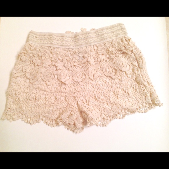 ❌SOLD❌🎀NWT GORGEOUS RUE 21 LACE SHORTS🎀 - Picture 2 of 2