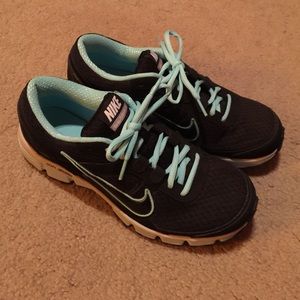 NWOT Nike sneaker. Size 9.