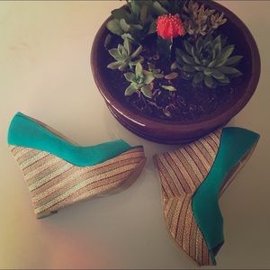 Sold-----😱2 lips too turquoise platform heels