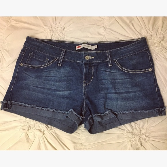 Levi's "shorty short" size 17