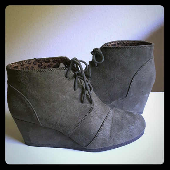 Bootie Wedges in Olive
