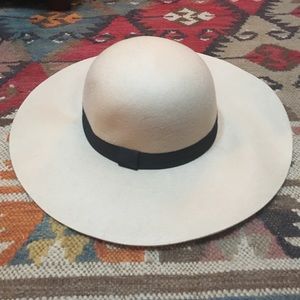 Kittenish floppy hat --NWT
