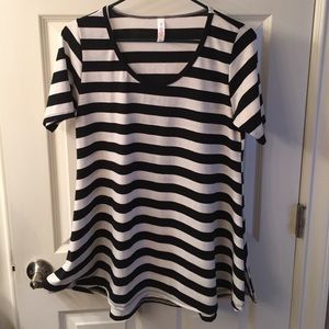 Xs black/white perfect t