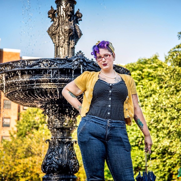 Meet your Posher, Mia Mayhem - Picture 3 of 3