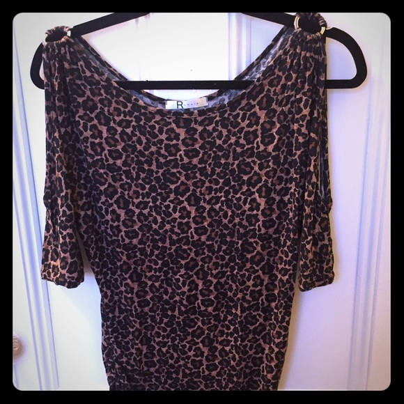 ❗️SALE❗️Leopard print. Slit sleeves
