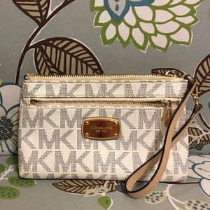 🎉Michael kors wristlet🎉