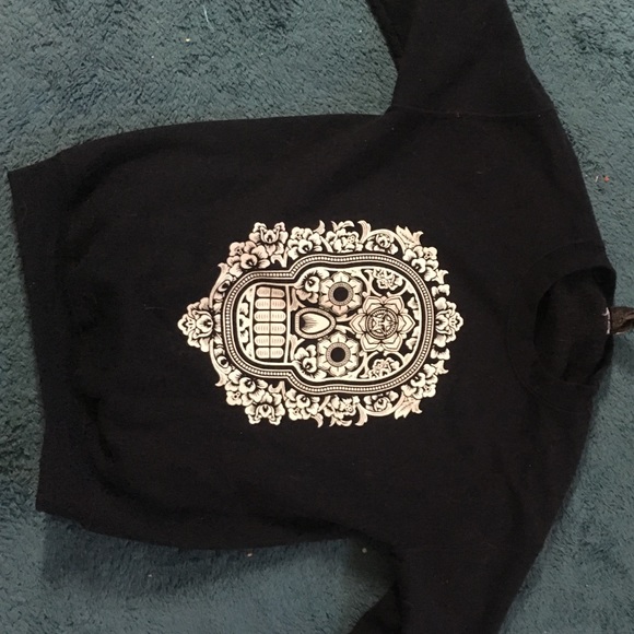 Small obey pullover