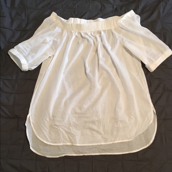 White cotton off the shoulder shirt. 3/4 sleeves.