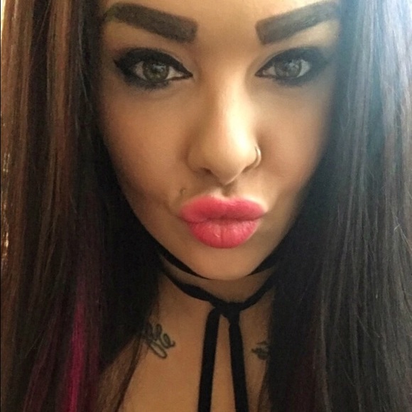 Meet your Posher, Miss Sarah ❤️ - Picture 2 of 7