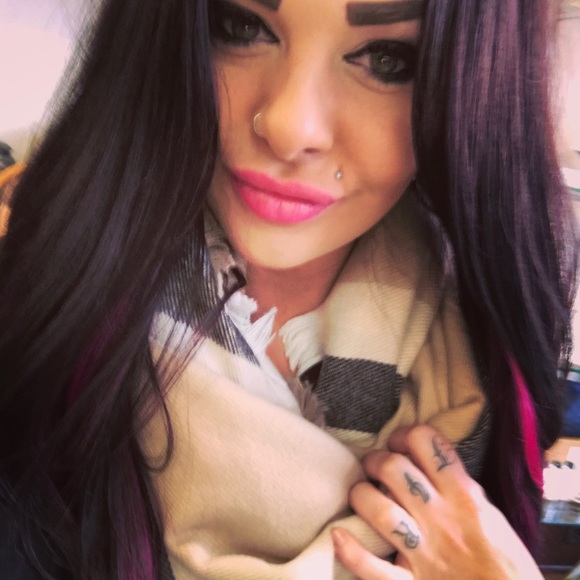 Meet your Posher, Miss Sarah ❤️ - Picture 3 of 7