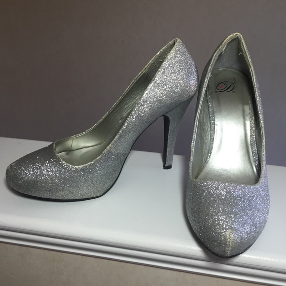 Gorgeous sparkly silver heels✨✨✨💎