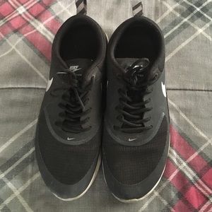 Black/White Nike AirMax Thea
