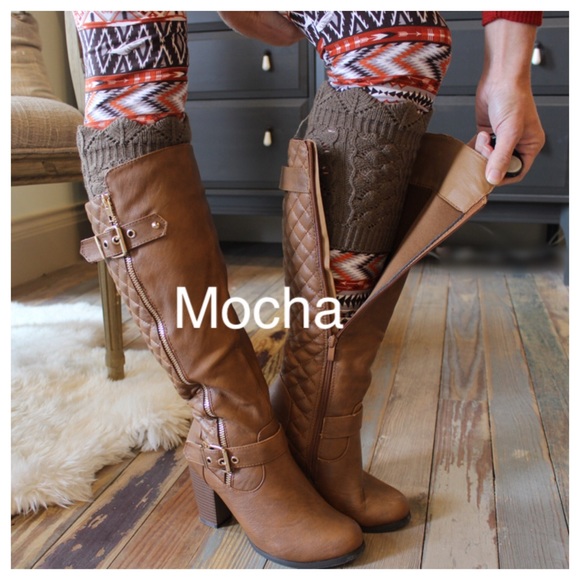 Crocheted boot cuff with scallop top - Picture 3 of 4