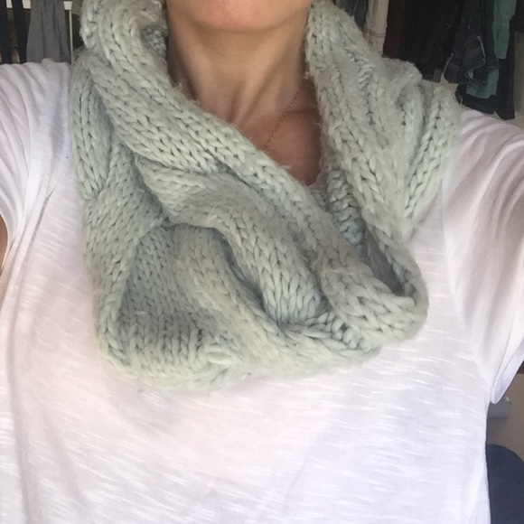 Chunky infinity scarf