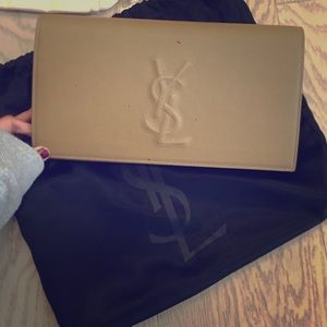 Ysl saint laurant clutch beige. Location-SF