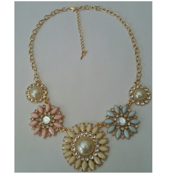 GORGEOUS FLOWER STATEMENT NECKLACE