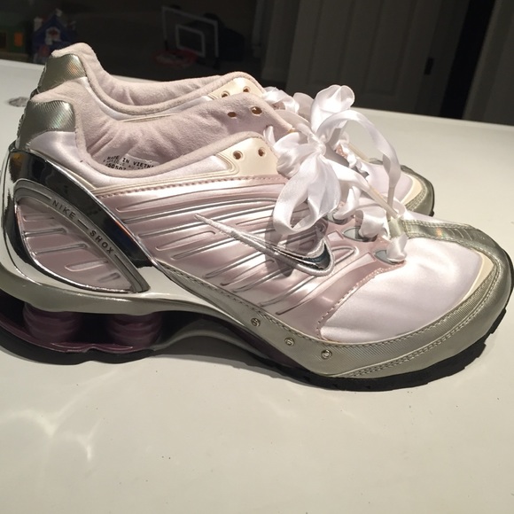 ➡️ Women's Nike Shox GO Sneaker⬅️