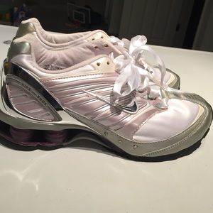 ➡️ Women's Nike Shox GO Sneaker⬅️