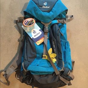 NWT! DEUTER DAY PACK! Act trail 28SL