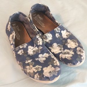 TOMS size 8 - Navy and Gray Floral
