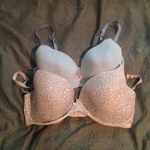 2 Victoria secret bras