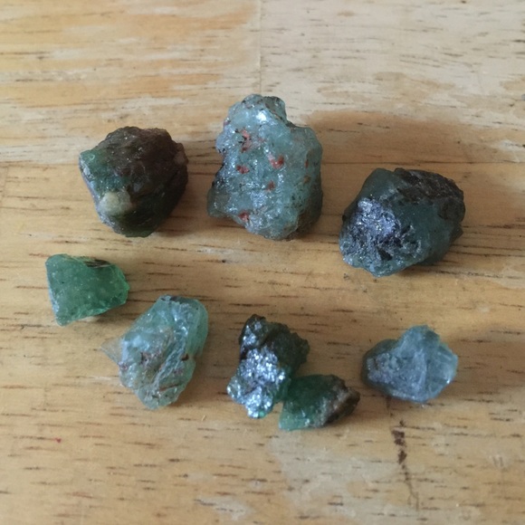 Natural rough emerald - Picture 2 of 3